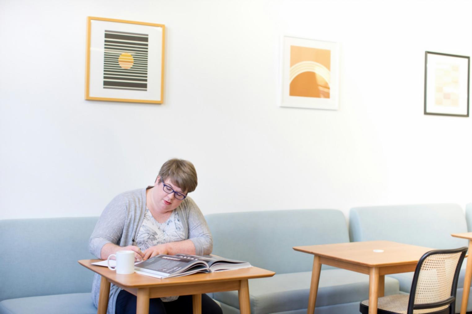 Arbeitsplatz mit organisierten Finanzunterlagen und Laptop