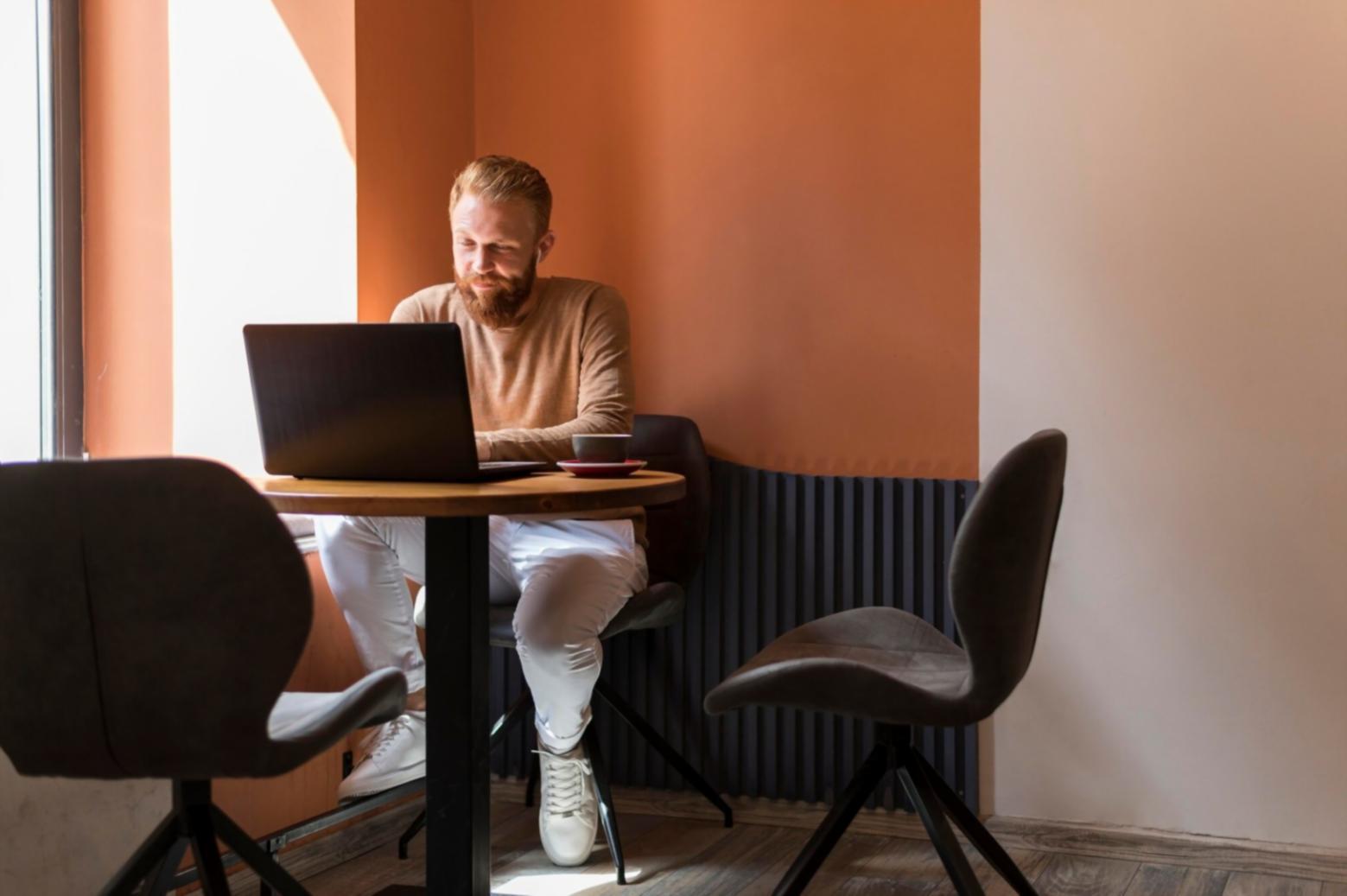 Nahaufnahme von sortierten Belegen und Rechnungen auf einem Schreibtisch